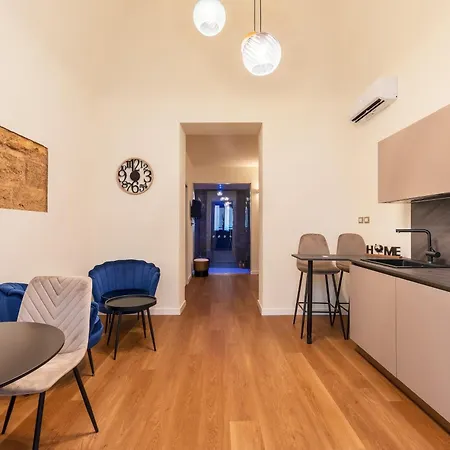 Aura & Privee Apartament *